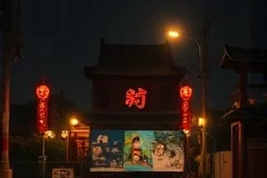 港口晨雾中的灯塔与货运码头，剧集图文解析栏目的主视觉