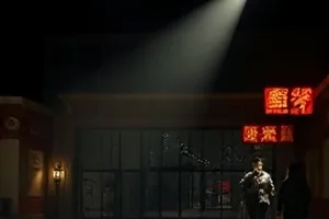 荒漠电台里戈壁天线塔与黄昏天际线的画面