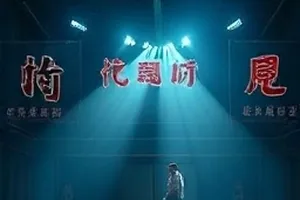 静默航线里远洋货轮甲板与海面反光的画面