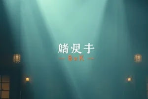 长夜售票厅里深夜窗口灯光与排队人群的剪影