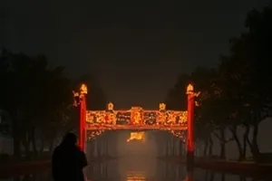 铜线与钟摆中摆满旧钟表的工作台场景示意