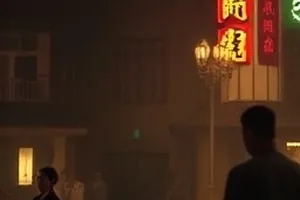 海雾中的灯塔里雾气笼罩的塔身与值班记录本